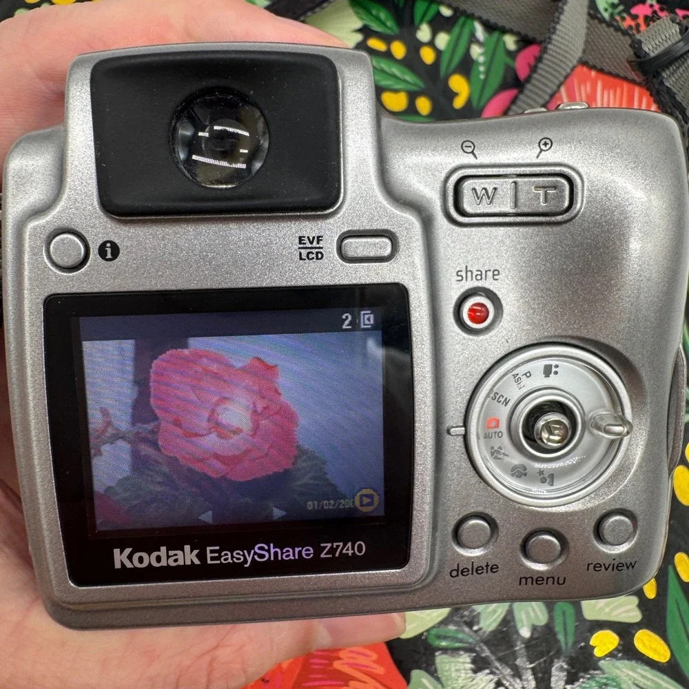 Kodak EasyShare Z740 Digital Camera Silver 5.0MP 10x Optical Zoom with 256MB SD
